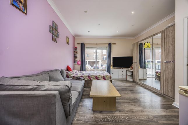 1 bed property, in High Street, £130,000