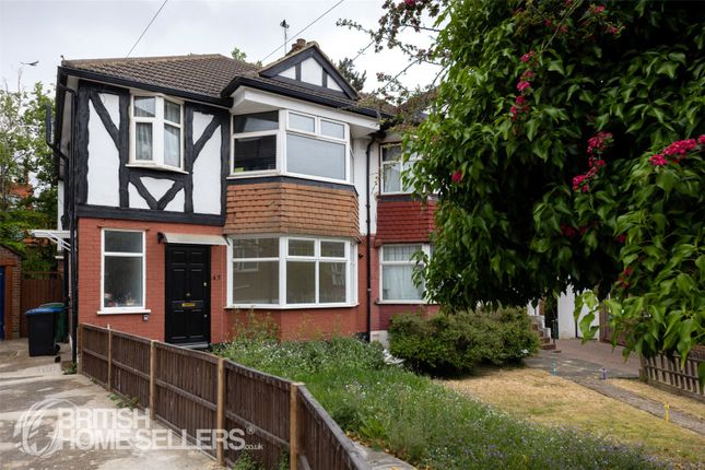 2 bed property, in Vincent Gardens, £440,000