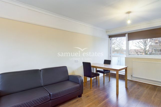 3 bed property, in Langhurst House, £350,000