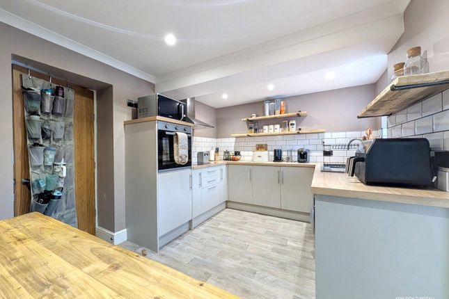 2 bed property, in Williamsons Lane, £110,000
