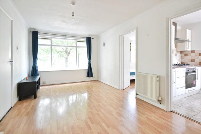 1 bed property, in Clifden Road, £294,000