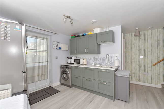 2 bed property, in Rome Road, £190,000