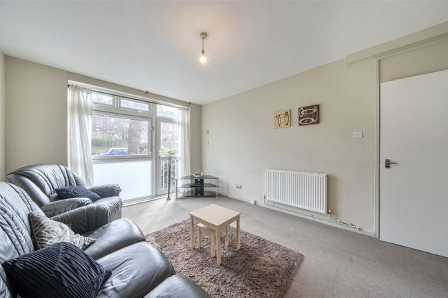 1 bed property, in Alexandra Walk, £250,000