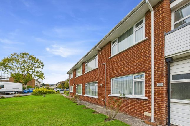 2 bed property, in Clos Hendre, £150,000