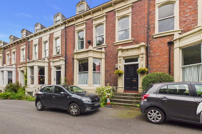 4 bed property, in The Elms, £199,950