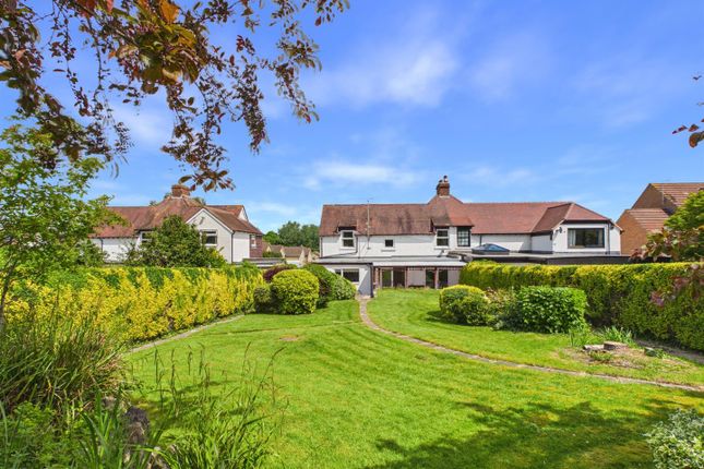 5 bed property, in The Wheatridge East, £525,000