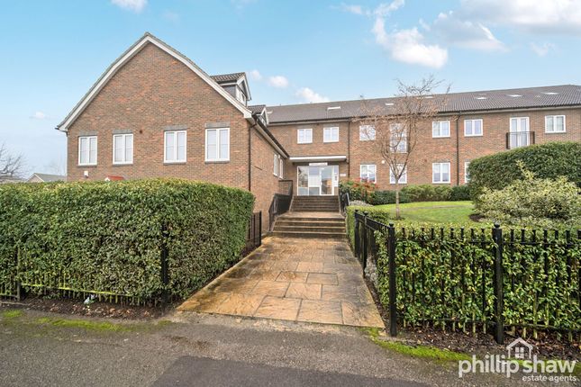 1 bed property, in Gibbs Couch, £275,000