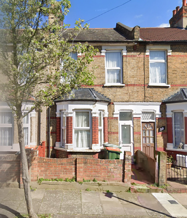2 bed property, in Gresham Road, £370,000
