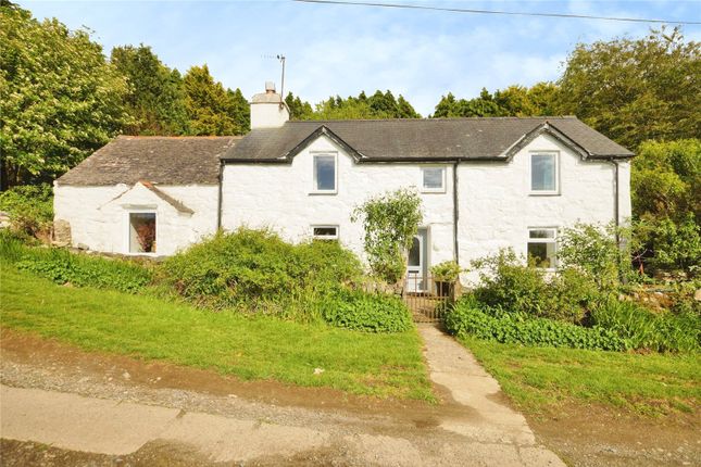 3 bed property, in Groeslon, £399,950