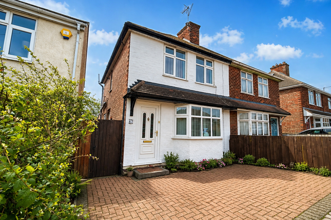 2 bed property, in St. Margarets Avenue, £230,000