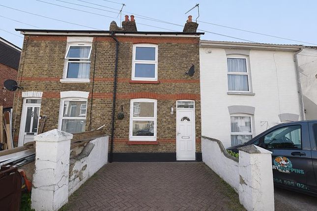 2 bed property, in Queens Road, £230,000