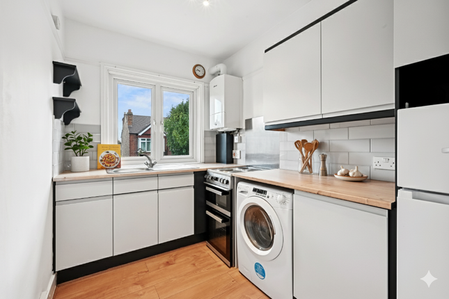 1 bed property, in Raymond Avenue, £375,000