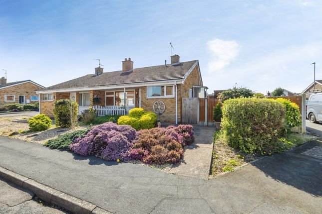 2 bed property, in Horner Close, £180,000