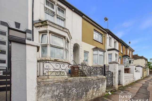 2 bed property, in Gillingham Road, £180,000