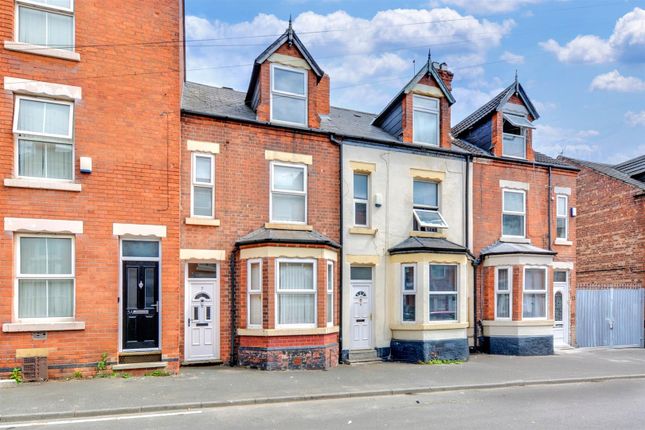 3 bed property, in Cedar Road, £170,000