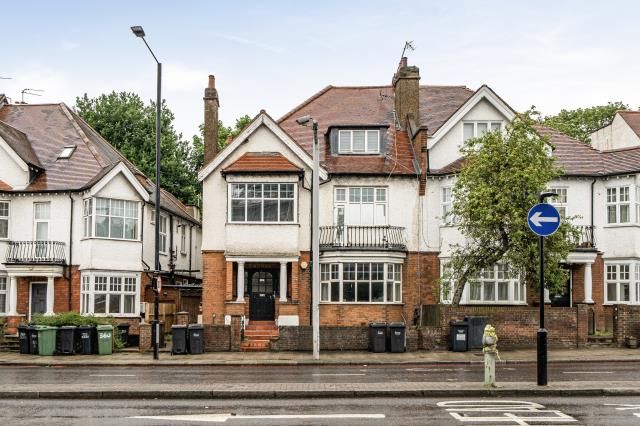 3 bed property, in Finchley Road, £450,000