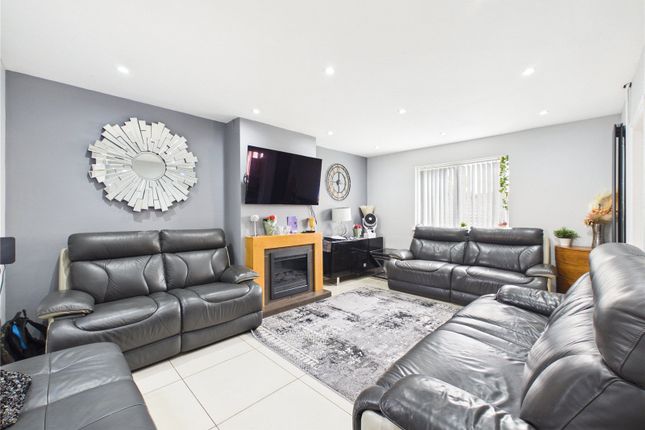 3 bed property, in Cossham Walk, £365,000