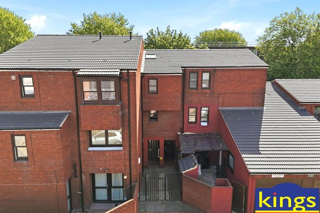 1 bed property, in Statham Grove, £230,000