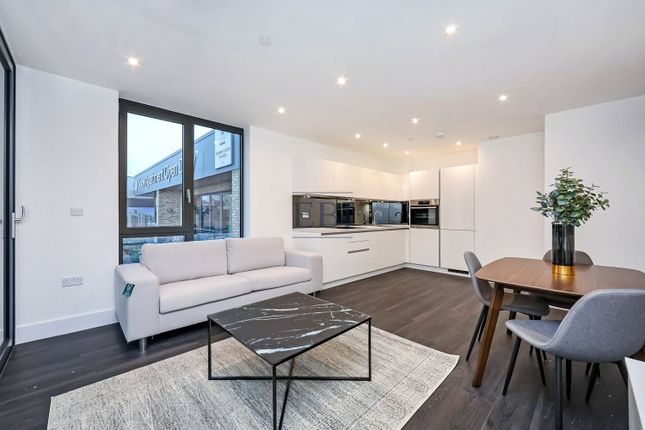 2 bed property, in Kempton House, £350,000
