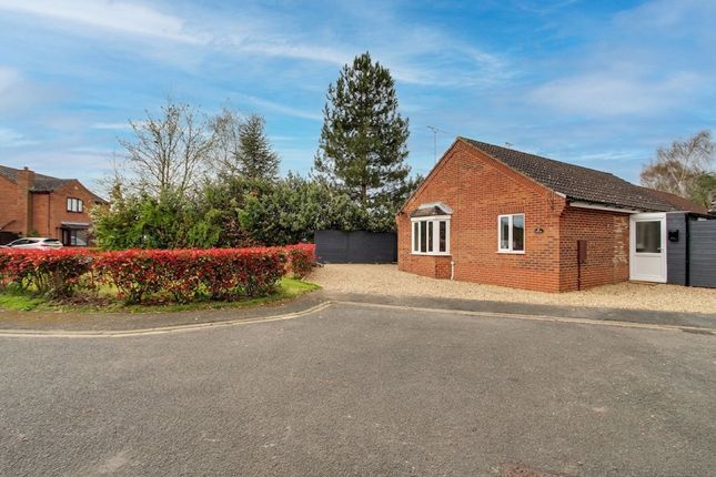 3 bed property, in Churchfield Way, £300,000