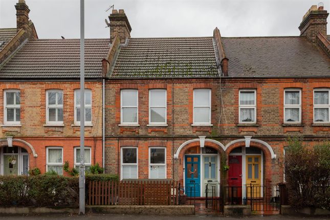2 bed property, in Blackhorse Road, £475,000