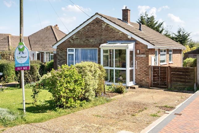 2 bed property, in Coombe Wood Lane, £325,000