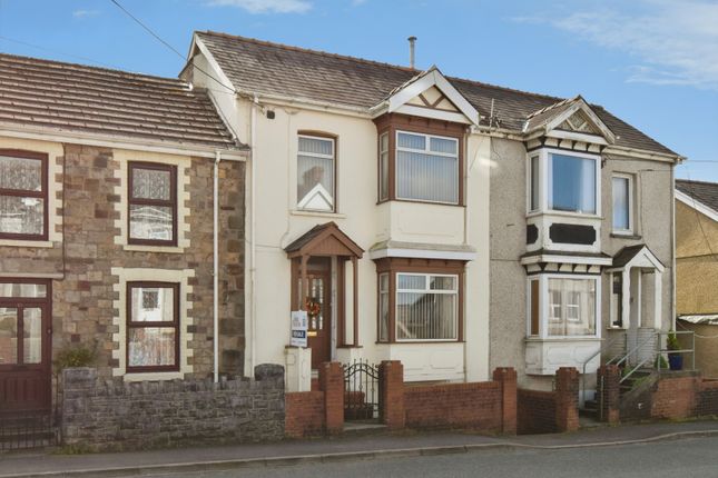 3 bed property, in High Street, £115,000