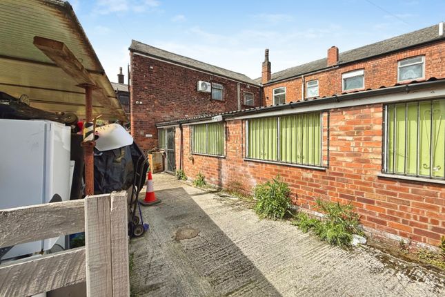 1 bed property, in Leigh Road, £120,000