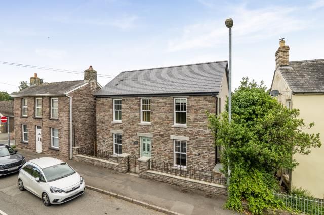 4 bed property, in Hay Road, £695,000