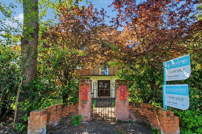 2 bed property, in Kings Court, £250,000