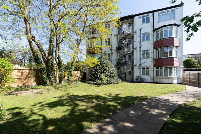 2 bed property, in Hainault Road, £350,000