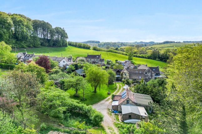 4 bed property, in Hay Lane, £950,000