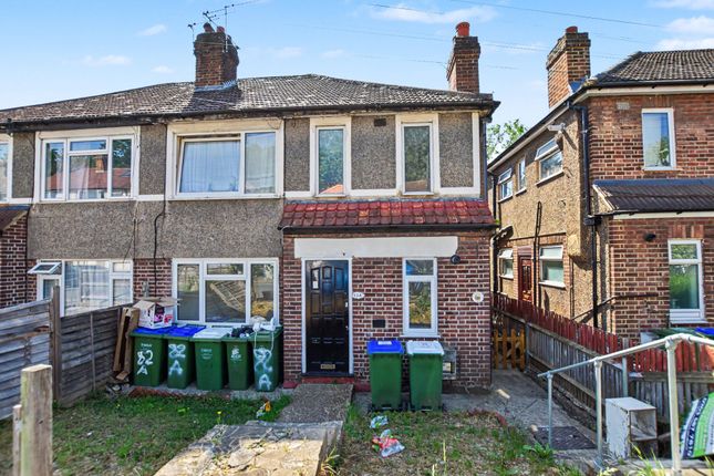 2 bed property, in Holly Hill Road, £145,000