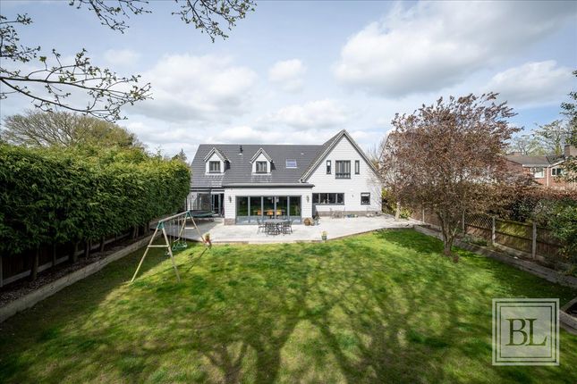 4 bed property, in Manor Close, £900,000