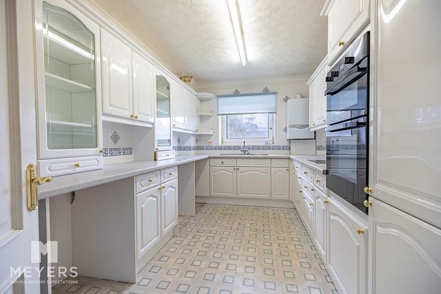 2 bed property, in The Avenue BH13, £325,000