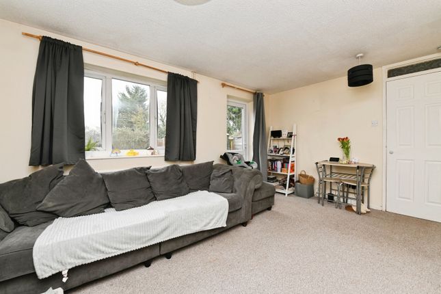 2 bed property, in Longfield, £230,000