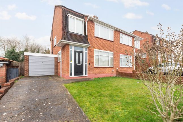 3 bed property, in Cleave Avenue, £525,000