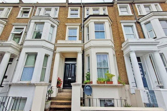 1 bed property, in Shepherds Bush Road, £220,000