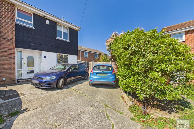 3 bed property, in Bronze Close, £270,000
