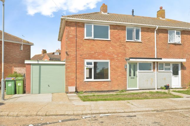 3 bed property, in Brooks Way, £250,000