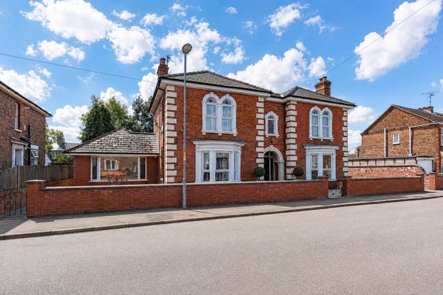 5 bed property, in Cross Street, £450,000
