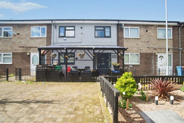 5 bed property, in Hester Walk, £335,000