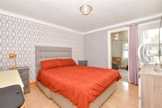 3 bed property, in Malling Road, £220,000