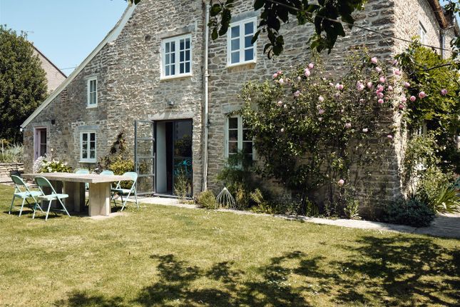 6 bed property, in Flingers Lane, £775,000