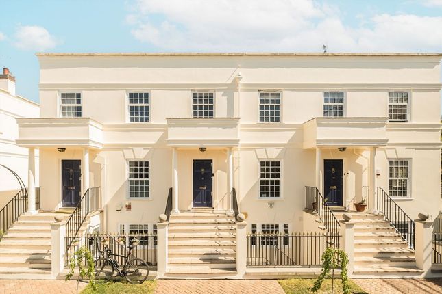 4 bed property, in Beaufort Close, £1,195,000