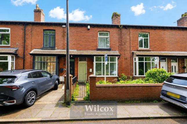 2 bed property, in Tonge Park Avenue, £120,000
