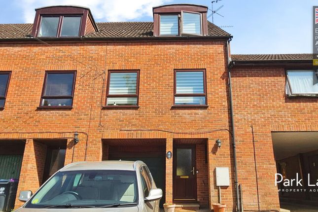 4 bed property, in Kingfisher Way, £595,000