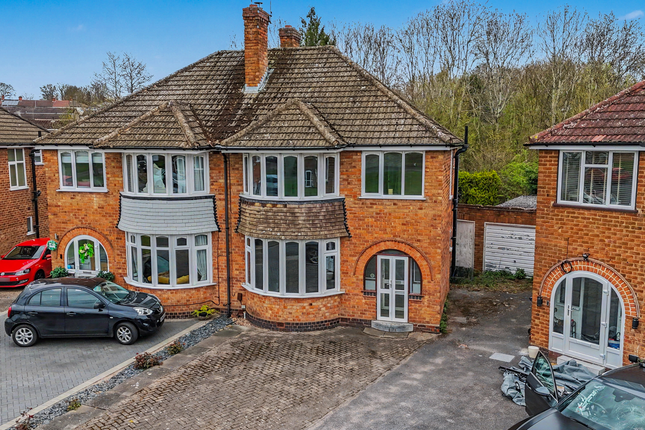 3 bed property, in Stoneyford Grove, £290,000