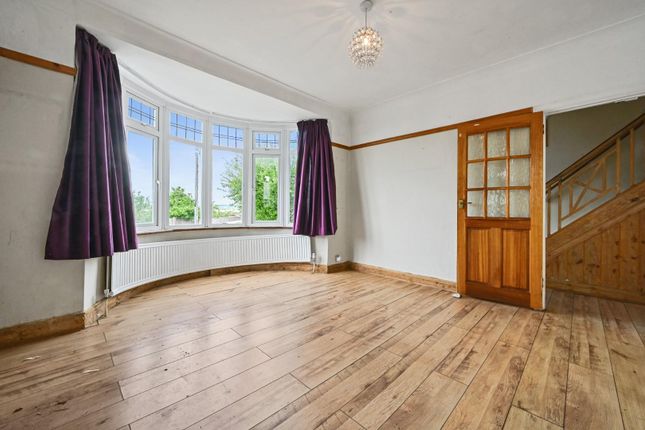 3 bed property, in Fairfields Crescent, £550,000