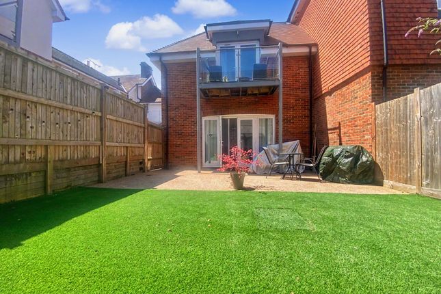 1 bed property, in Brookwood, £295,000